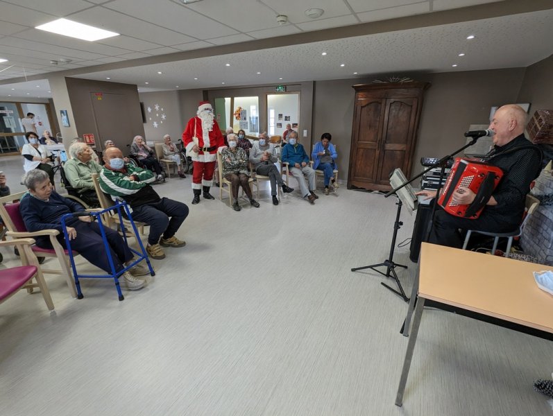 Noël en Harmonie : La Mairie de Bourg-Saint-Andéol embellit l'EHPAD avec Musique et Joie