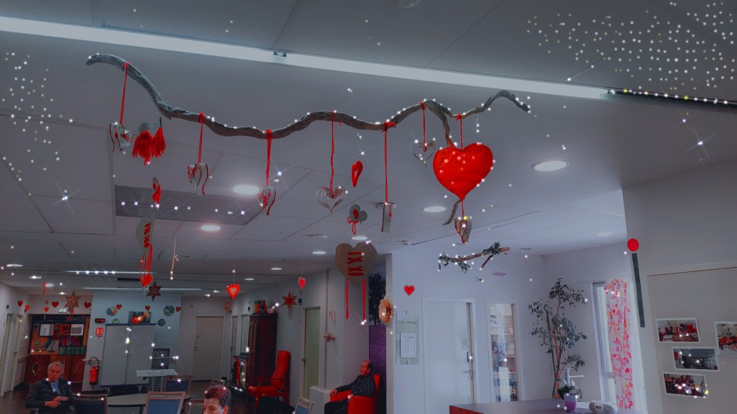 Des Résidents de l'Hôpital Illuminent la Saint-Valentin avec leurs Décorations Chaleureuses